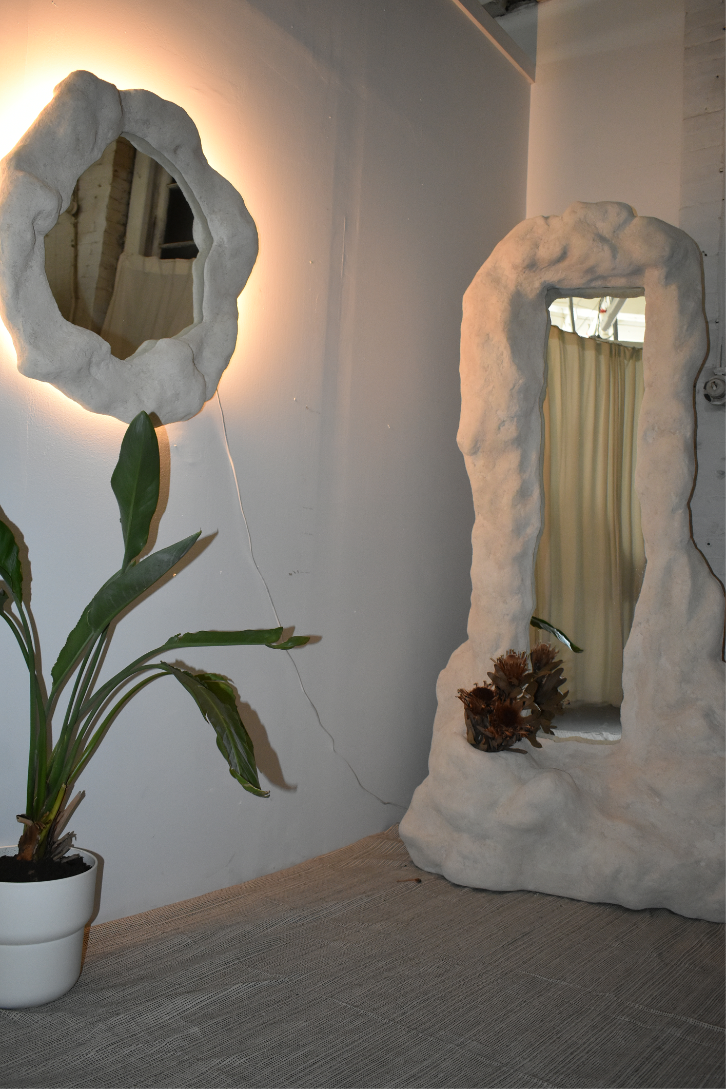 Stone-Inspired Round Mirror (Backlit)